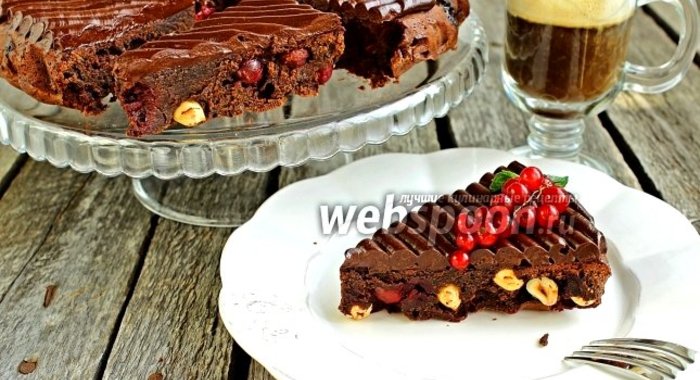 Брауни с вишней, фундуком и шоколадным кремю