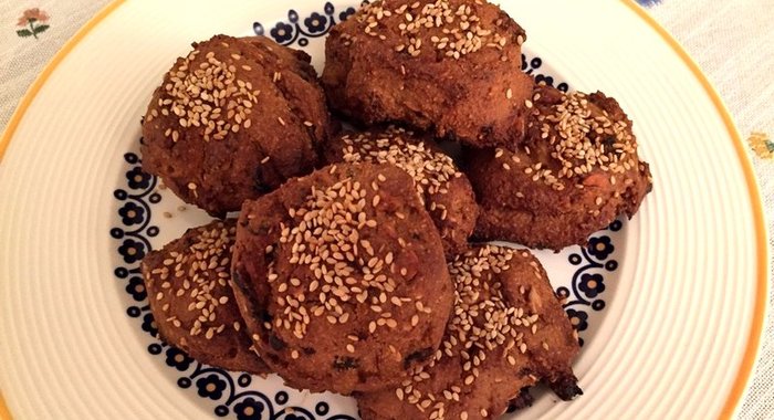 Печенье из кукурузной муки с орехами и черносливом