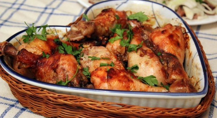 Запеченные куриные голени в томатном маринаде