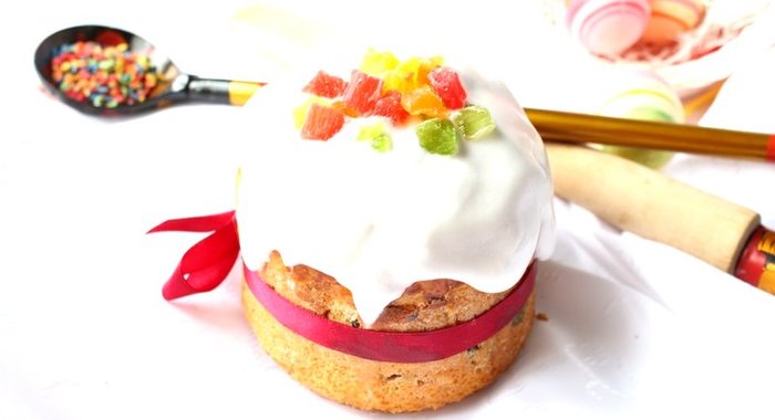 Пасхальный кулич с изюмом и цукатами