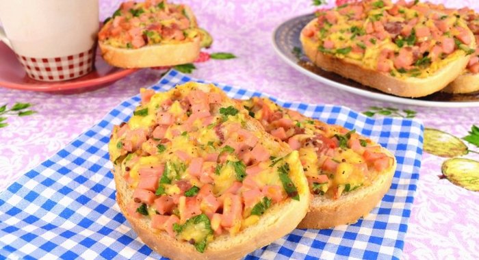Горячие бутерброды с колбасой и сыром
