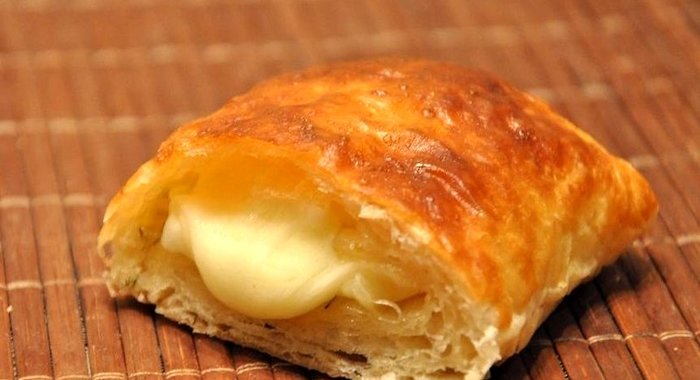 Слоеные пирожки с сыром
