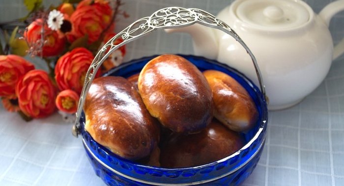 Печеные пирожки из дрожжевого теста
