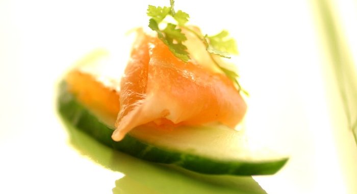 Канапе с огурцом и лососем