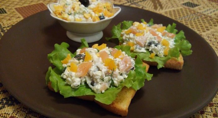 Полезные тосты с творогом и лососем