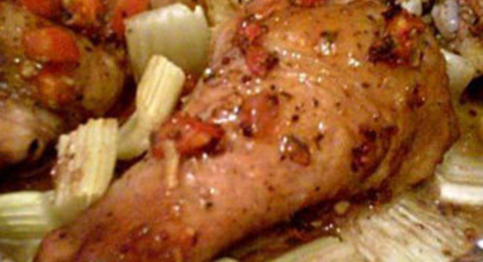 Курица под пряным маринадом, запеченная с яблоками и сельдереем