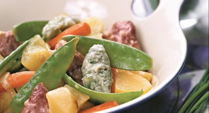 Рагу из телятины с молодыми овощами и клецками