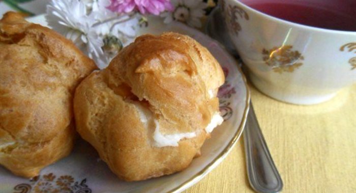 Эклеры с творожным кремом и жареными яблоками