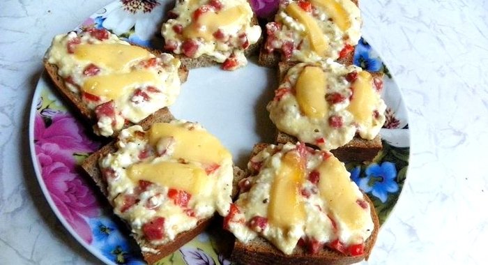 Гренки с творогом колбасой и болгарским перцем