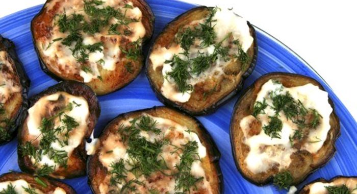 Запеченные баклажаны с чесноком и хлебной крошкой