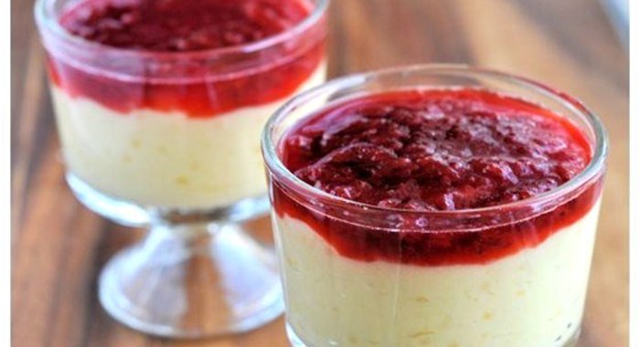 Тапиока с клубнично-ревенным компотом