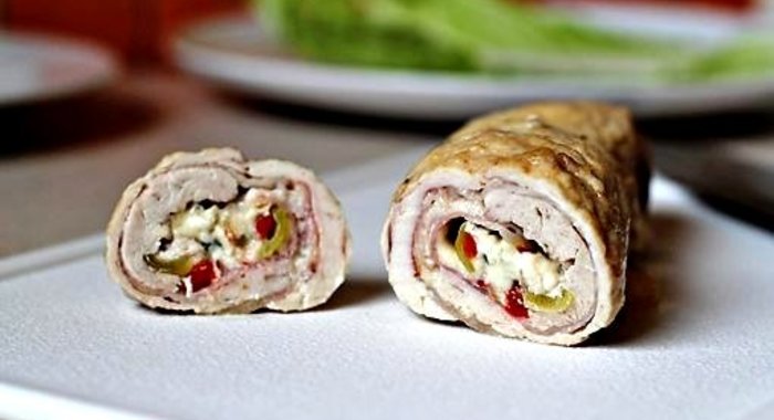 Мини рулеты из курицы с беконом и сыром