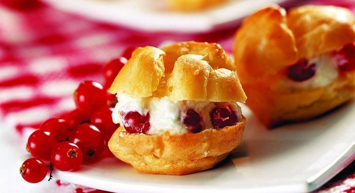 Пирожные Шу с красной смородиной