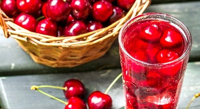 Компот из вишни с косточками