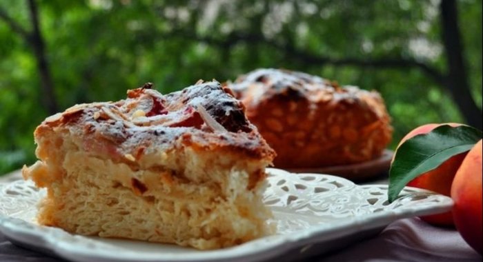 Шарлотка дрожжевая с медом и нектаринами