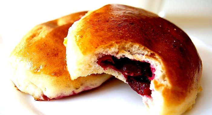 Сладкие пирожки с вишней