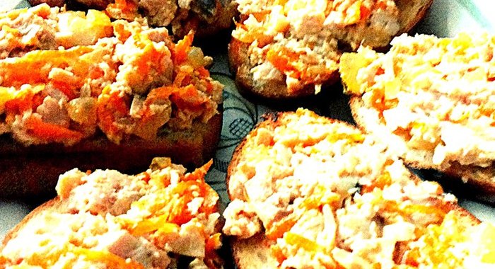 Гренки с печенью трески, морковью и луком