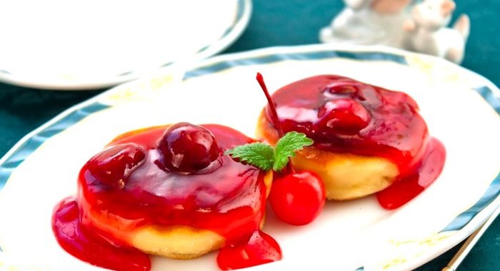 Сырники с вишневым соусом