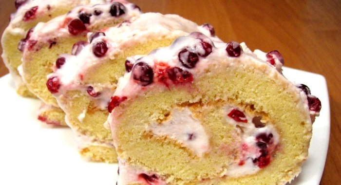 Бисквитный рулет с брусничным суфле