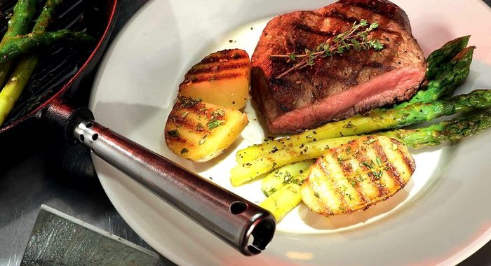 Стейки с картофелем и спаржей на гриле