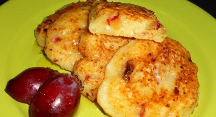 Оладьи творожные со сливами и медом
