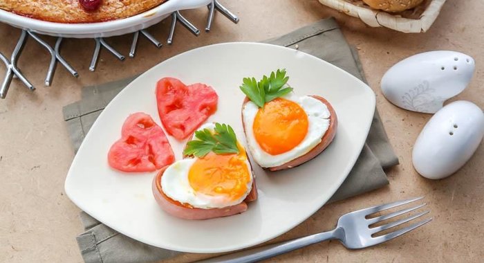 Романтический завтрак яичница с сосиской