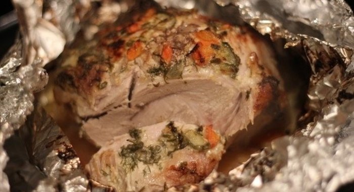 Свиной окорок, запеченный под горчичным соусом