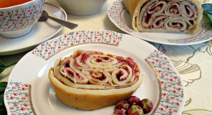 Блинный рулет на скорую руку Лесная клубничка