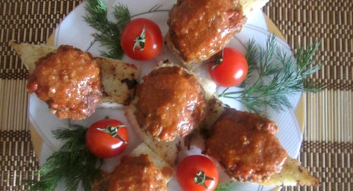 Биточки из куриных желудков на тостах