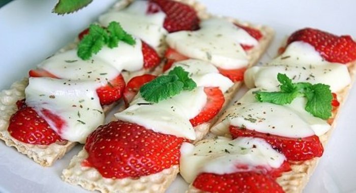 Тосты с клубникой и моцареллой