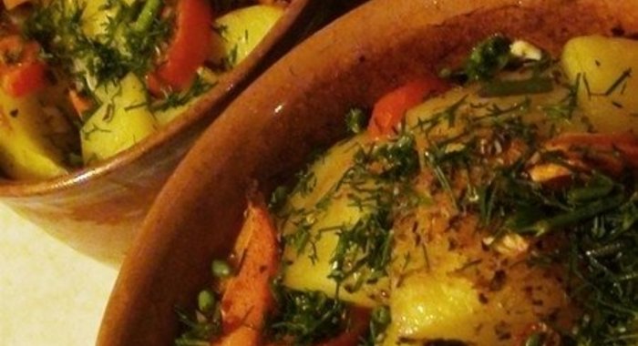 Рагу с курицей и овощами в горшочке