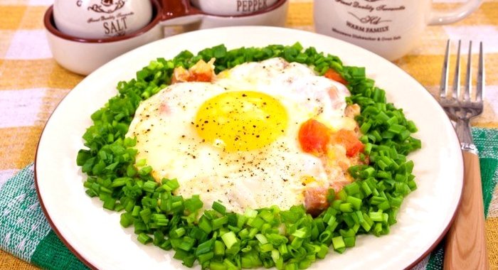 Яичница с ветчиной и помидорами