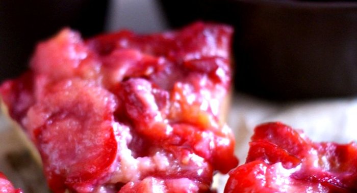 Шарлотка «по-осеннему» со сливами