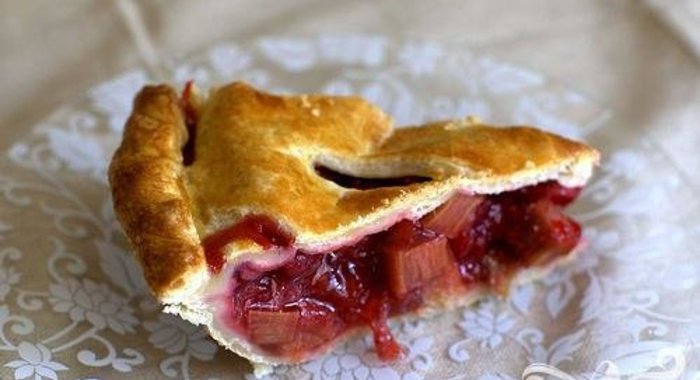 Пирог с клубникой и ревенем