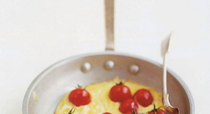 Омлет с помидорами черри и сыром