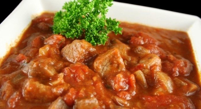 Гуляш с подливой