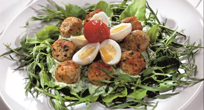 Куриные тефтели в шпинатных гнездах