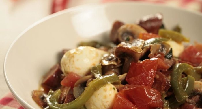 Лечо с копченой колбасой