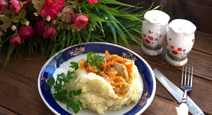 Гуляш из индейки с картошкой