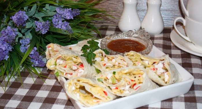 Лаваш с крабовыми палочками и огурцом