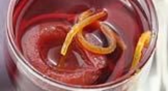 Компот из слив с пряностями и мороженым