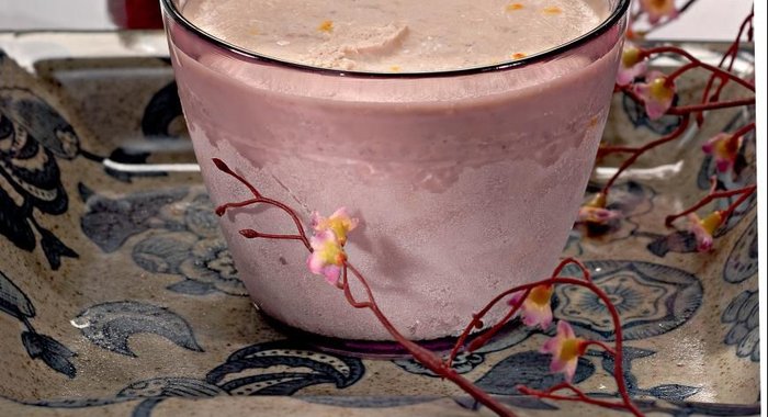 Рисовое мороженое с ягодным соусом