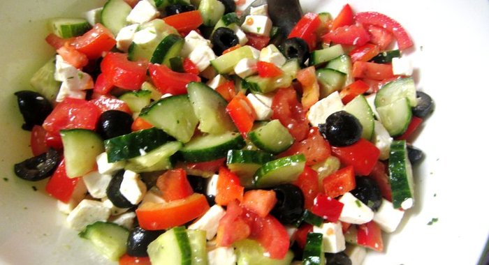 Греческий салат с зеленью