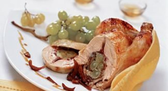 Цыпленок, фаршированный виноградом с белыми грибами