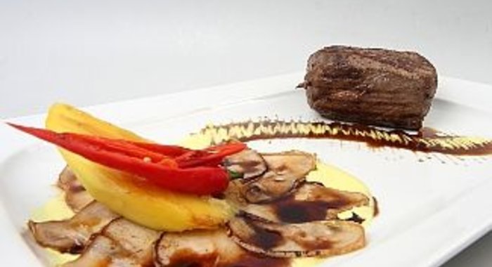 Стейк из говядины с грушами и манго