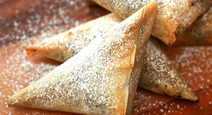 Пирожное со сливочным сыром и сухофруктами