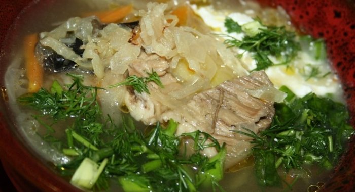 Суточные щи со свининой и сушеными грибами на квашеной капусте