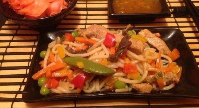 Рисовая лапша со свининой и овощами