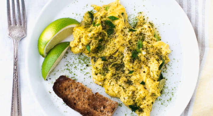 Яичница-болтунья с лаймом и маття