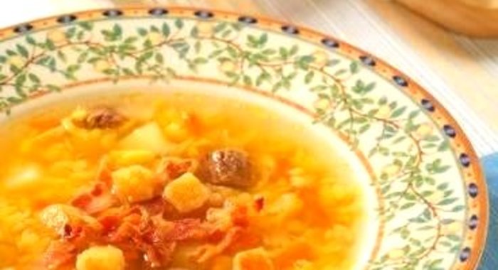 Гороховый суп с беконом и гренками